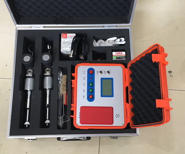 遙控型高壓電纜安全刺扎器是我上海藍巢在總結國內外多家電纜安全刺扎器的基礎上推出的新一代電 纜安全刺扎器,它具有雙槍雙角度刺扎被測電纜,遙控、手動定時兩種控制方式的新型電纜刺扎裝置。