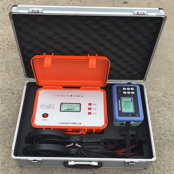 LCSB-3000調頻電纜識別儀(可帶電和不帶電兩用識別)是我公司根據電纜應用的特殊需要而研制的一種專用儀器,在電纜的管理、架設、遷移、維護以及故障處理中用來從一束電纜(兩條及兩條以上)中判別出所要識別的停電或帶電電纜。